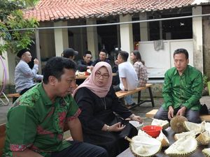 Pose Romahurmuziy Saat Ngemil Durian hingga Makan Malam dengan Jokowi 