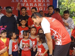 Bagikan Kartu Identitas Anak, Sandi Mohon Restu Warga Warakas