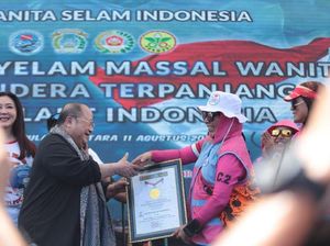 Bangga! Wanita Selam Indonesia Resmi Pecahkan Rekor MURI Bangga! Wanita Selam Indonesia Resmi Pecahkan Rekor MURI