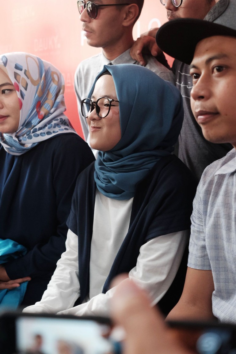 Foto Imutnya Nissa Sabyan Pakai Hijab Simple Khas Anak Muda