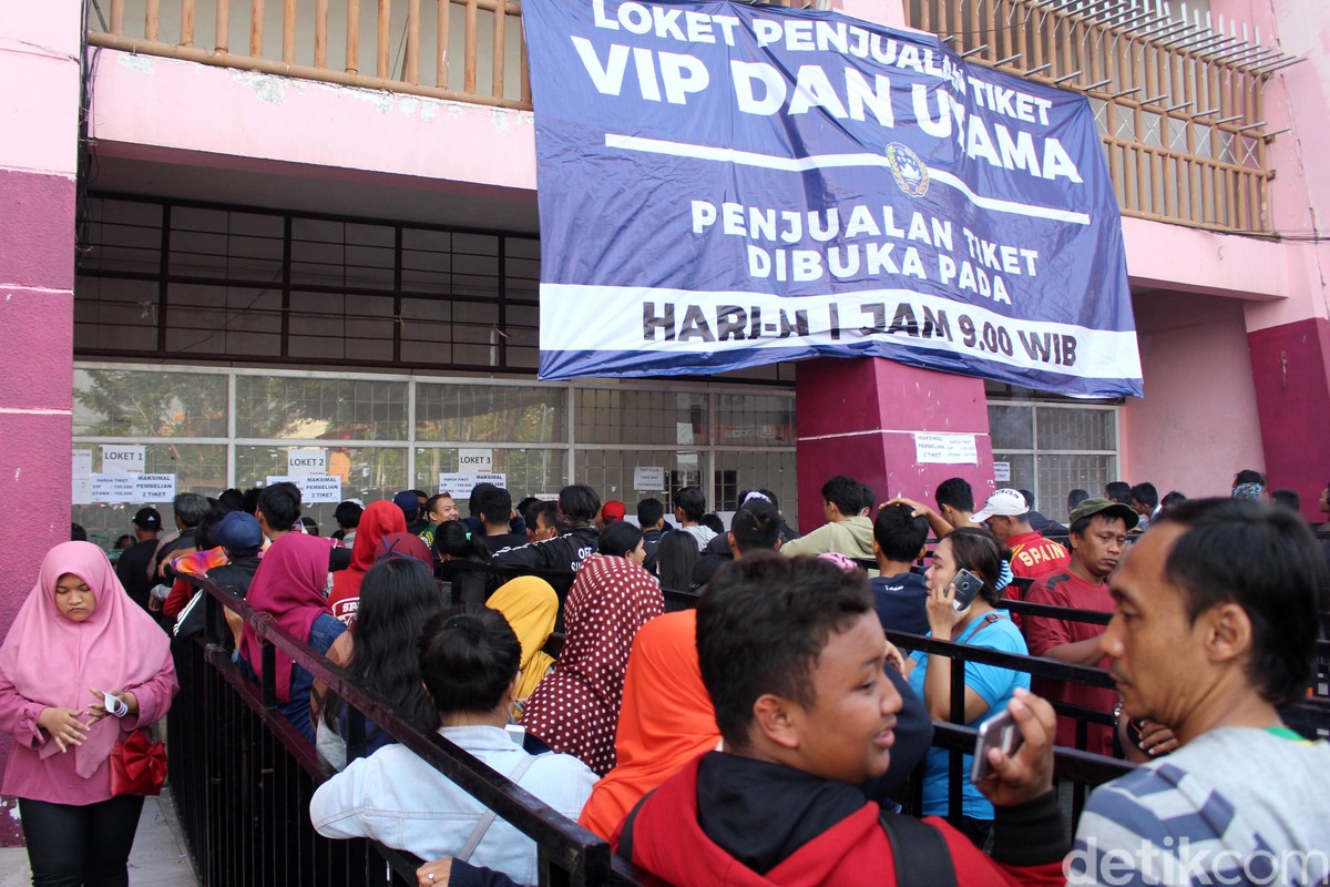 Antrean tiket final Piala AFF U-16. (Foto: Suparno Nodhor)