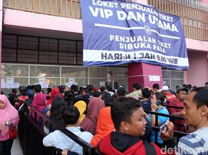 Video: Tidak Tertib! Begini Antrean Tiket Asian Games di GBK Video: Tidak Tertib! Begini Antrean Tiket Asian Games di GBK