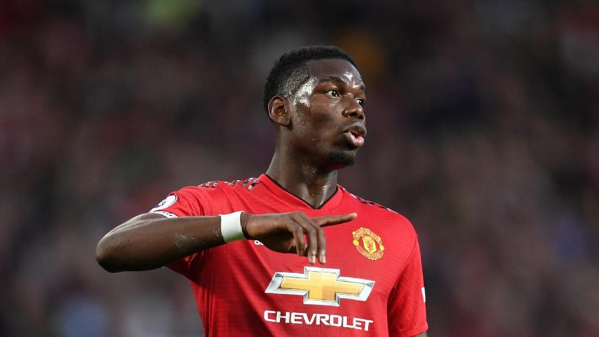 Paul Pogba berebut penalti dengan Alexis Sanchez di laga lawan Leicester City. (Foto: Michael Regan/Getty Images)