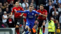 Setelah kebobolan, Leicester berusaha keras untuk membalas. Tim tamu punya peluang lewat James Maddison, tapi tembakannya dimentahkan oleh David de Gea. Foto: Darren Staples/Reuters