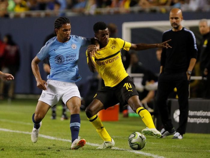 Manajer Manchester City Pep Guardiola mengamati aksi Douglas Luiz pada laga pramusim melawan Borussia Dortmund (Foto: John Gress/Reuters) Manajer Manchester City Pep Guardiola mengamati aksi Douglas Luiz pada laga pramusim melawan Borussia Dortmund (Foto: John Gress/Reuters)