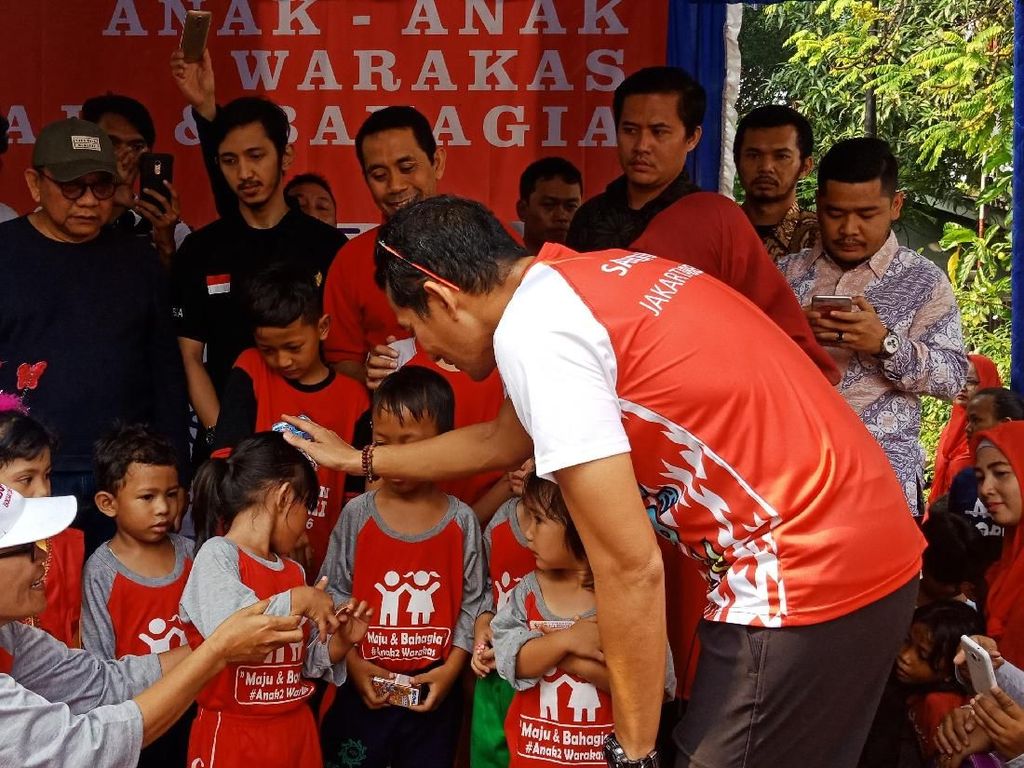 Bagikan Kartu Identitas Anak di Warakas, Sandi: Saya Tidak Kampanye Bagikan Kartu Identitas Anak di Warakas, Sandi: Saya Tidak Kampanye