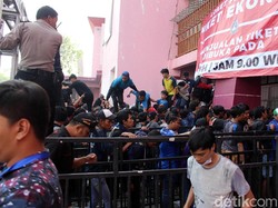 Supoter menerobos masuk antrean.