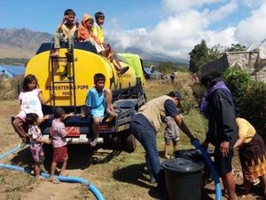 Senangnya Warga Korban Gempa Lombok Dapat Bantuan Air Bersih