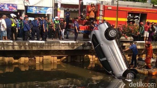 Foto: Evakuasi Mobil Nyemplung di Kali Glodok