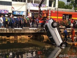 Damkar Evakuasi Mobil Nyemplung di Kali Glodok
