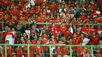 Atribut kaos merah mendominasi stadion dengan kapasistas 30 ribu tempat duduk itu.