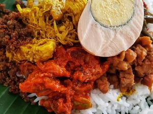 Sedap! Nasi Komplet Khas Tegal Ini Enak Dinikmati di Minggu Pagi