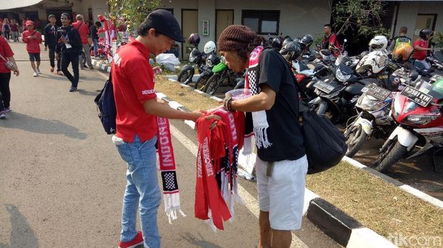 Suporter Indonesia Terus Berdatangan ke Stadion Patriot