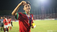 David Maulana meluapkan kegembiraannya setelah timnya mengakhiri turnamen sebagai kampiun. Foto: Suparno/detikSport