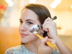 Bukan Hanya Buat Makan, Sendok hingga Pisau Bisa Jadi Alat Make Up Bukan Hanya Buat Makan, Sendok hingga Pisau Bisa Jadi Alat Make Up