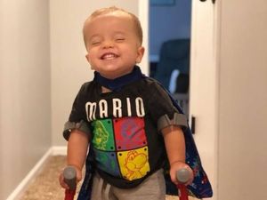 Momen Haru Batita Difabel Bisa Berjalan untuk Pertama Kalinya