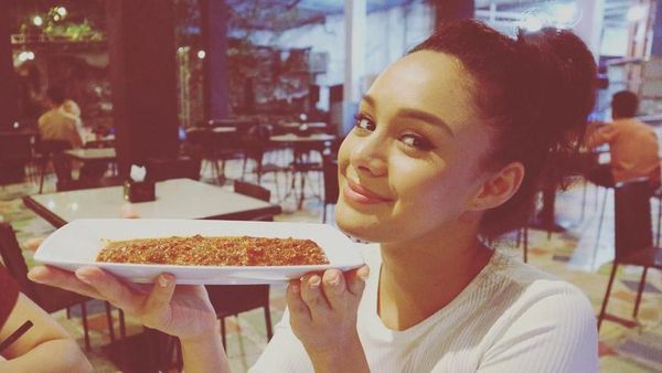 Ini Gaya Si Sexy Brianna Simorangkir Saat Ngopi dan Beli Sate Pinggir Jalan