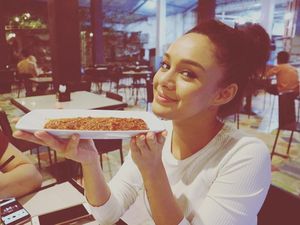 Ini Gaya Si Sexy Brianna Simorangkir Saat Ngopi dan Beli Sate Pinggir Jalan