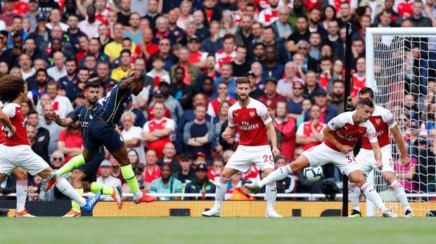 Raheem Sterling memecahkan kebuntuan Man City di menit ke-14.