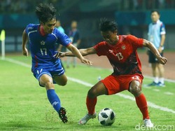 Febri Hariyadi berusaha melewati pengawalan ketat pemain Taiwan.