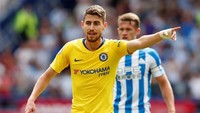 Bertanding di The John Smiths Stadium Stadium, Sabtu (11/8/2018) malam WIB, Chelsea langsung menurunkan sejumlah pemain barunya. Salah satunya Jorginho. Foto: Andrew Yates/Reuters