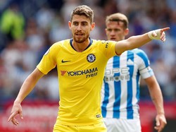Bertanding di The John Smiths Stadium Stadium, Sabtu (11/8/2018) malam WIB, Chelsea langsung menurunkan sejumlah pemain barunya. Salah satunya Jorginho. Foto: Andrew Yates/Reuters