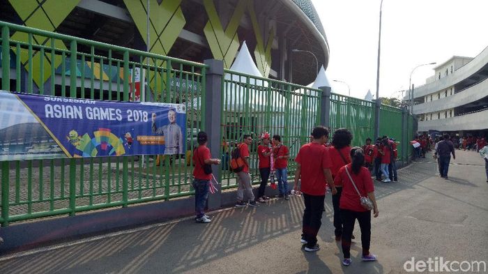 Suporter Timnas Indonesia U-23 terus berdatangan ke Stadion Patriot di Bekasi (Foto: Randy Prasatya/detikSport) Suporter Timnas Indonesia U-23 terus berdatangan ke Stadion Patriot di Bekasi (Foto: Randy Prasatya/detikSport)