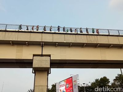 Penampakan Penumpang Susuri Rel karena LRT Palembang Mogok