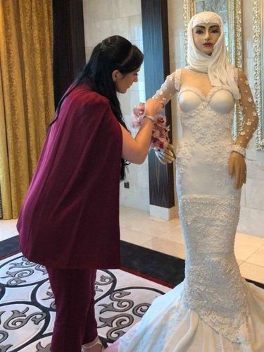 Ada Camilan Bagus Pengantin Hijab Setinggi Manusia 