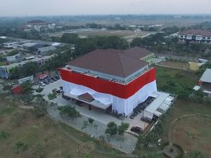 Sambut HUT RI, Polres Tangerang Dibungkus Merah-Putih Raksasa