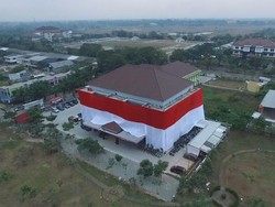 Sambut HUT RI, Polres Tangerang Dibungkus Merah-Putih Raksasa