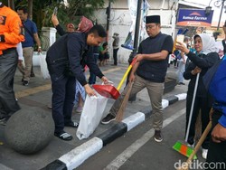 Kompak! Ridwan Kamil dan Warga Kerja Bakti Beberes Bandung