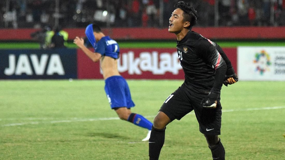 Kegembiraan kiper Indonesia Ernando Ari setelah mematahkan penalti pemain Thailand (Foto: M Risyal Hidayat/Antara Foto)