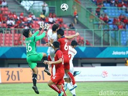 Saymanolinh berusaha mengamankan gawangnya dari serangan para pemain Palestina.