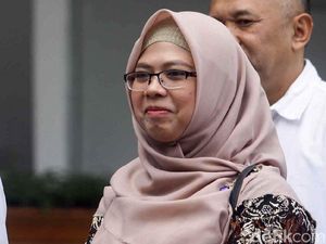 Gaya Putri Maruf Amin Antar Ayahnya Tes Kesehatan di RSPAD Gaya Putri Maruf Amin Antar Ayahnya Tes Kesehatan di RSPAD