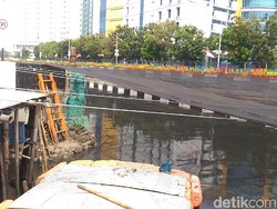 5.000 Liter Cairan Mikroba Disemprotkan ke Kali Item