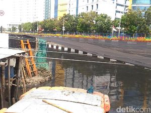 5.000 Liter Cairan Mikroba Disemprotkan ke Kali Item 5.000 Liter Cairan Mikroba Disemprotkan ke Kali Item