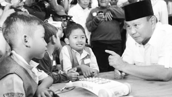 Potret Prabowo Bersama Anak-anak