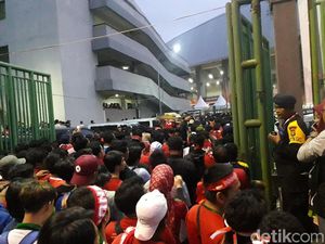 Antre Sejak Pagi, Penonton di Stadion Patriot Membeludak Antre Sejak Pagi, Penonton di Stadion Patriot Membeludak