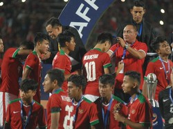 Para pemain menerima pengalungan medali juara dari Ketua Umum PSSI, Edy Rahmayadi. Foto: M Risyal Hidayat/Antara Foto