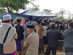 Ribuan Orang Antar Jenazah Pimpinan Ponpes Al-Hidayah Bandung