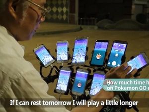 Kakek 70 Tahun Ini Main Pokemon Go Pakai 9 Smartphone