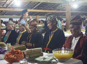Orom Sasadu, Upacara Makan Bersama Roh Leluhur