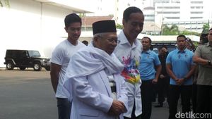 Foto: Beda Gaya Pakaian Jokowi-Maruf saat Tes Kesehatan di RSPAD