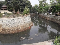 Tercemar Sampah, Kali Irigasi Kranji Menghitam dan Berbau