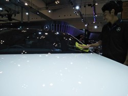 Keluh-kesah di Balik Kinclongnya Mobil Pameran