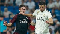 Davide Calabria berebut bola dengan Nacho Fernandez. Dalam pertandingan ini, tiga gol Madrid dicetak oleh Karim Benzema, Gareth Bale, dan Borja Mayoral. Sementara AC Milan memperkecil kedudukan lewat Higuain. Gonzalo Arroyo Moreno/Getty Images