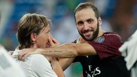 Kedatangan Ronaldo ke Juventus membuat Gonzalo Higuain terdepak. Kini Capocannoniere 2015/2016 itu akan berusaha memperlihatkan ketajaman bersama AC Milan, setelah 111 gol dalam lima musim di Serie A. (Foto: Gonzalo Arroyo Moreno/Getty Images)
