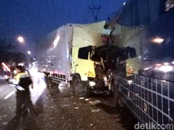 Sopir Ngantuk, Truk Tabrak Bus di Sukabumi