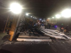 Truk Terguling di Underpass Cawang, Ada Mobil Tertimpa Muatan